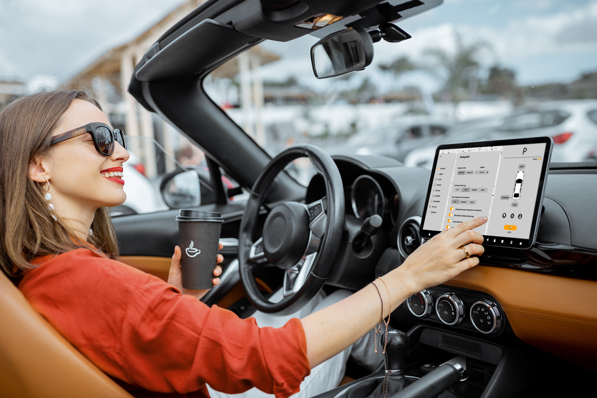 glückliche Frau im reparierten E-Auto